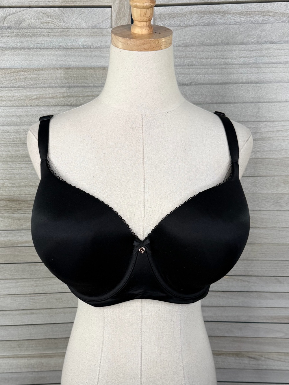 VICTORIA'S SECRET Body by Victoria Lightly Lined Smooth Demi Bra Underwire-40DDD